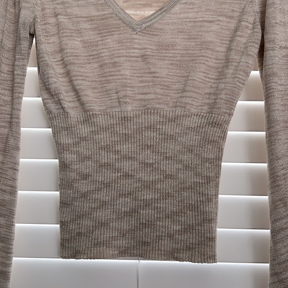 ๐ฅWhat's Hot!!๐ฅ Beautiful Bebe Gold Crop V-Neck Sweater! Sz M Soo Cute!๐๐๏ธ - Picture 4 of 14